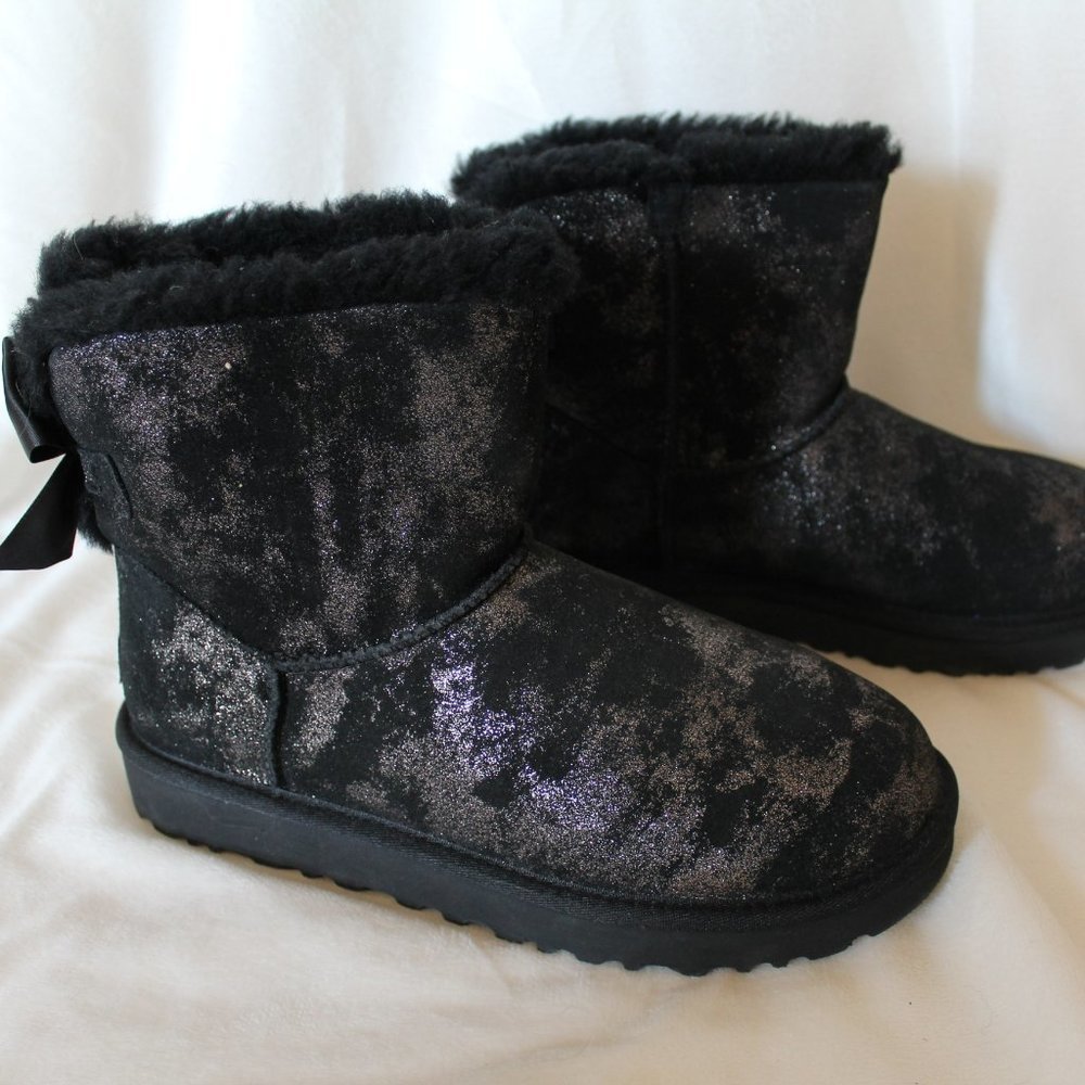NEW UGG WOMEN'S MINI METALIC SHIMMER BAILEY BOW BLACK SILVER SUEDE‎ BOOTS